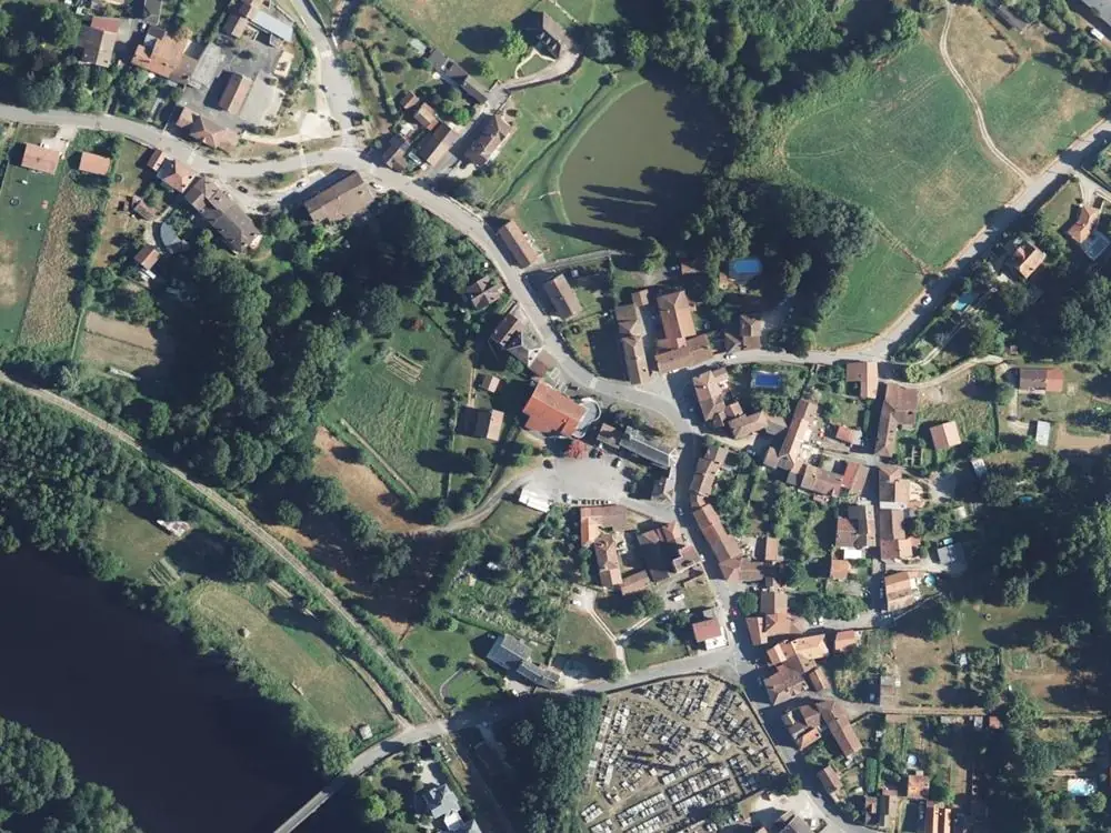 Vue aérienne du centre de Saint-Brice-sur-Vienne autour de la mairie