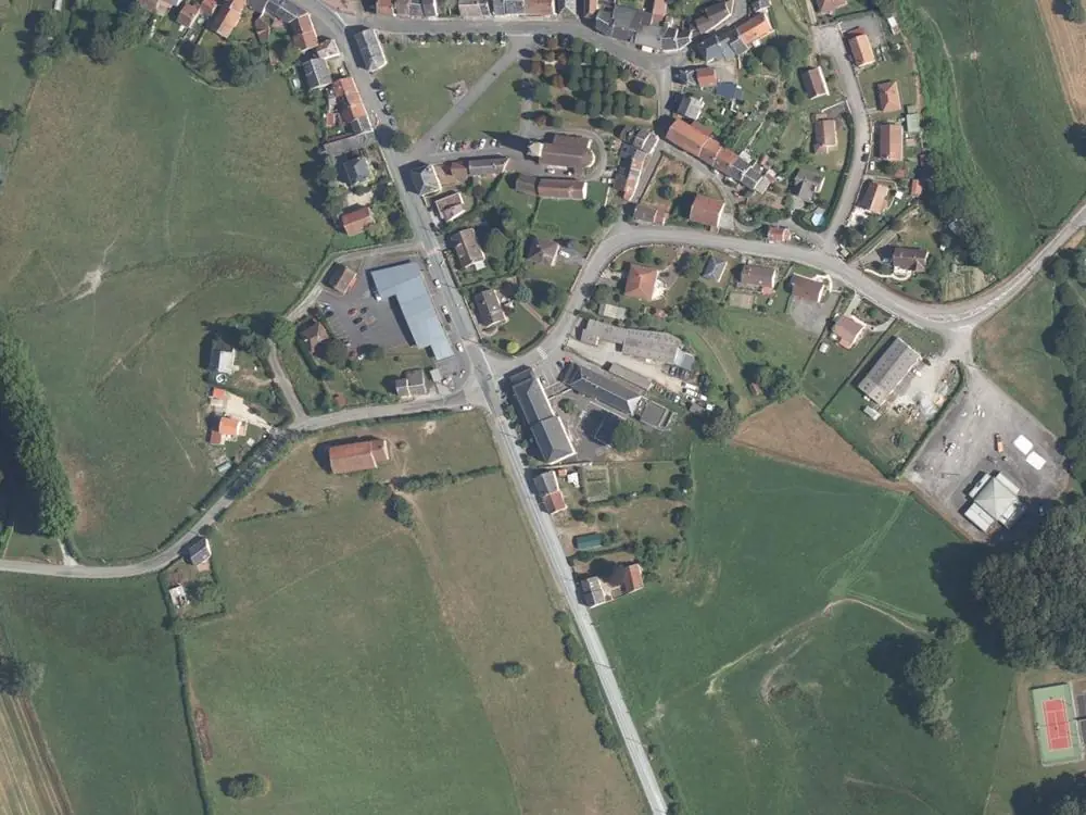 Vue aérienne du centre de Saint-Dizier-Masbaraud autour de la mairie