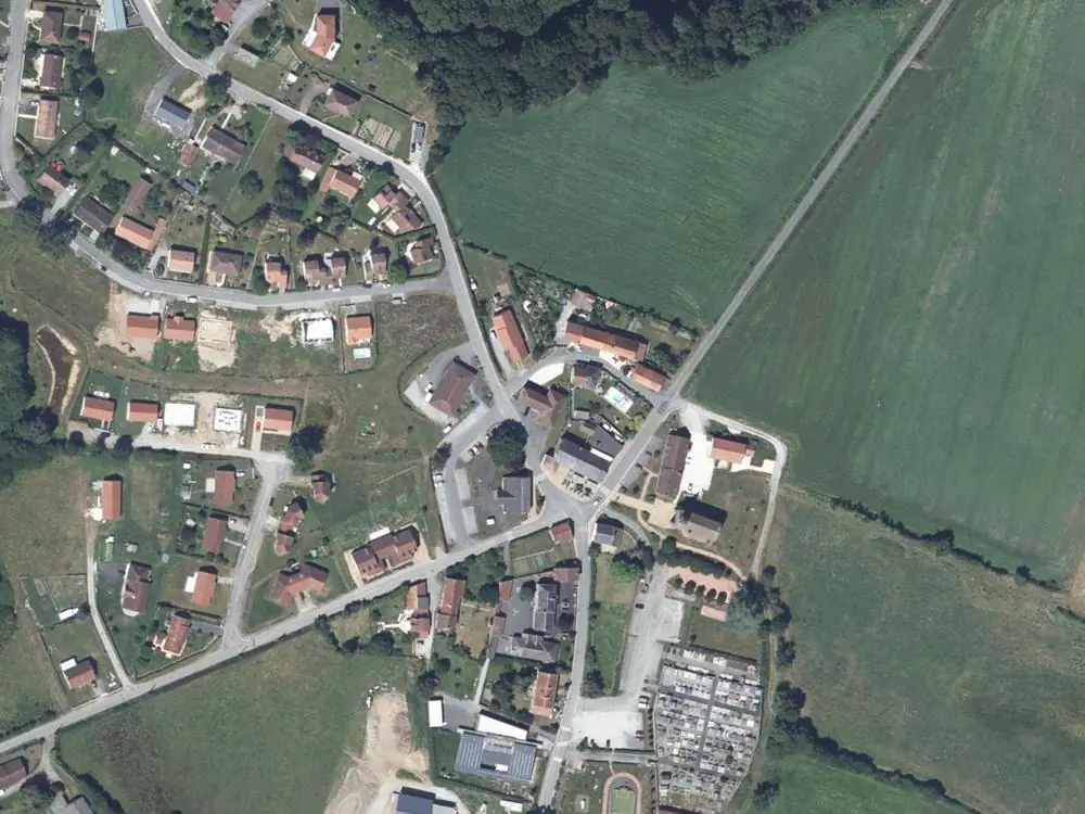 Vue aérienne du centre de Saint-Fiel autour de la mairie