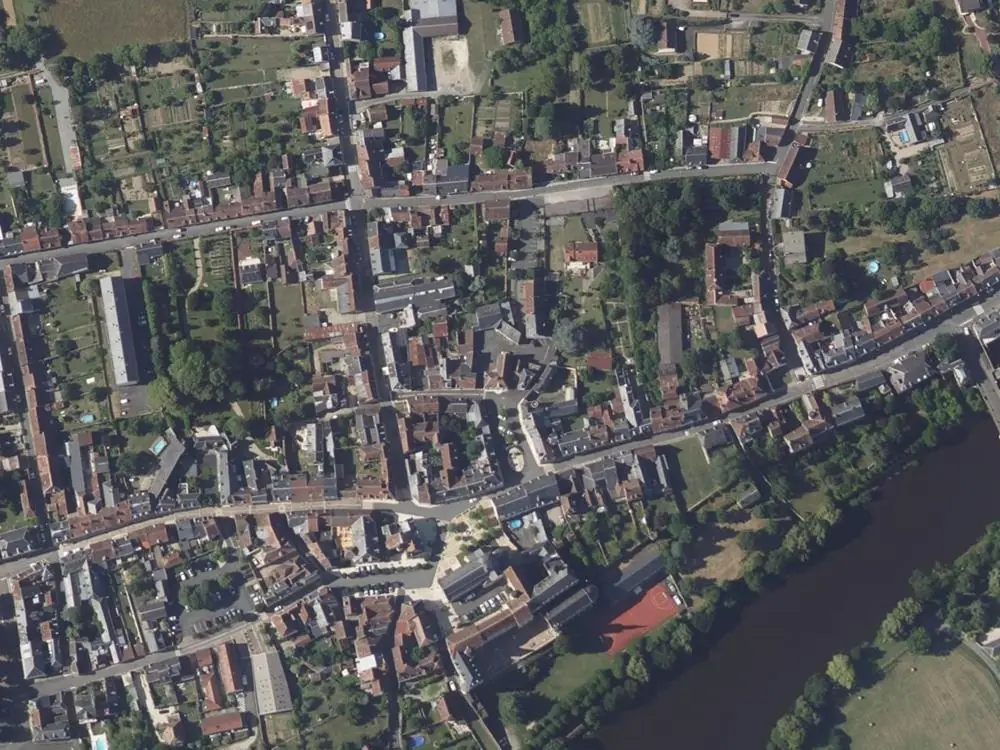 Vue aérienne du centre de Saint-Gaultier autour de la mairie