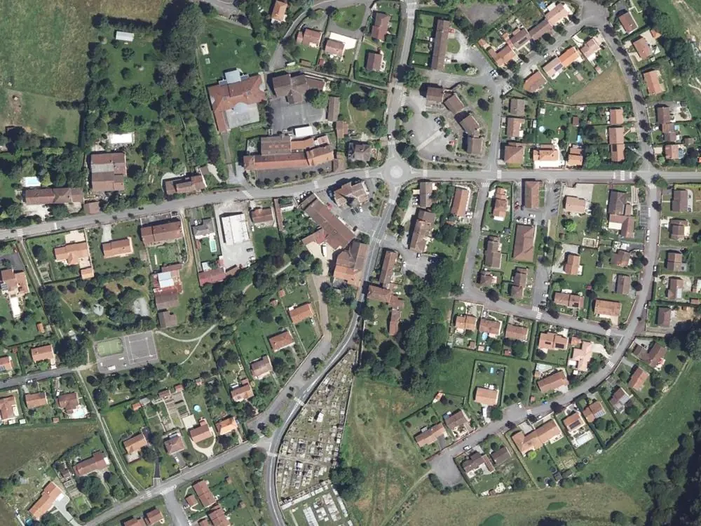 Vue aérienne du centre de Saint-Gence autour de la mairie