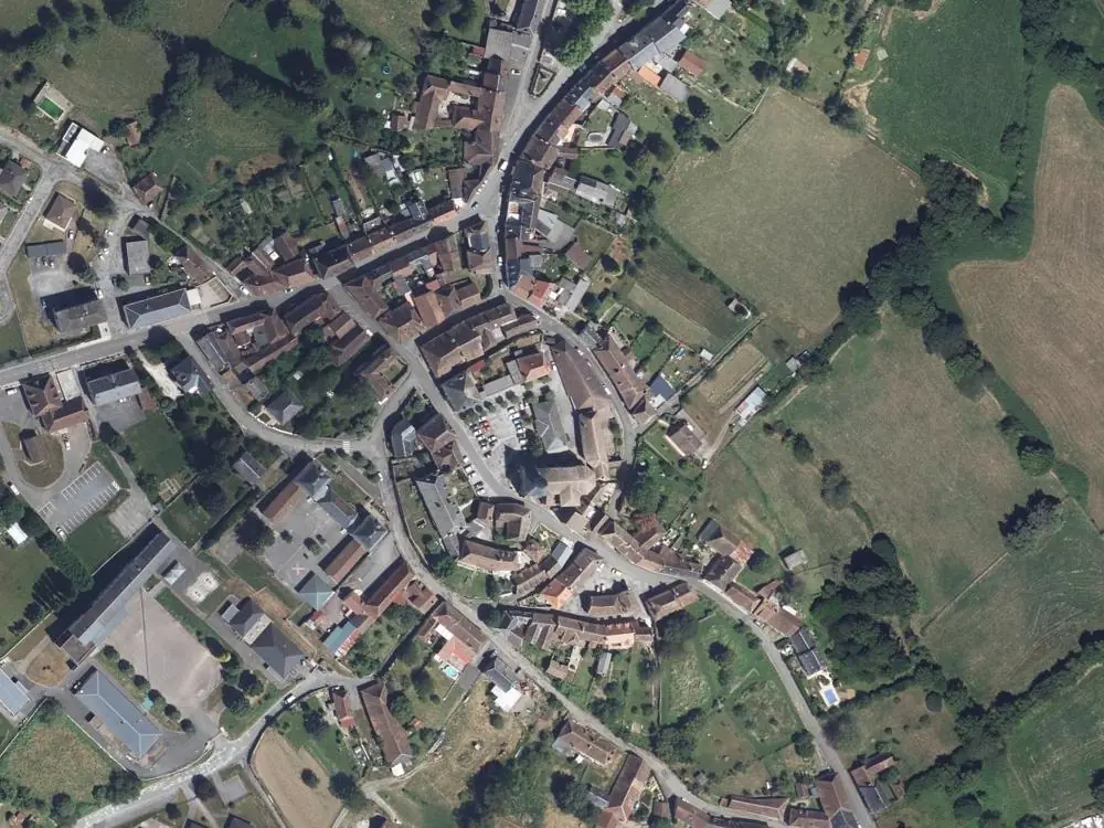 Vue aérienne du centre de Saint-Germain-les-Belles autour de la mairie