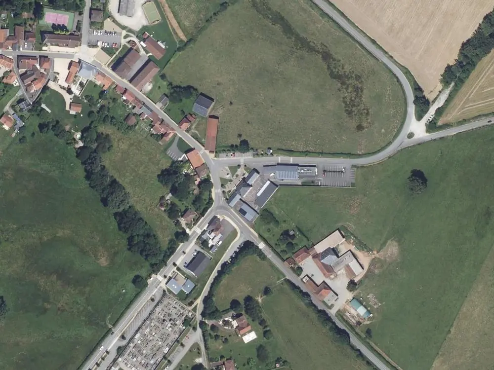 Vue aérienne du centre de Saint-Hilaire-Bonneval autour de la mairie