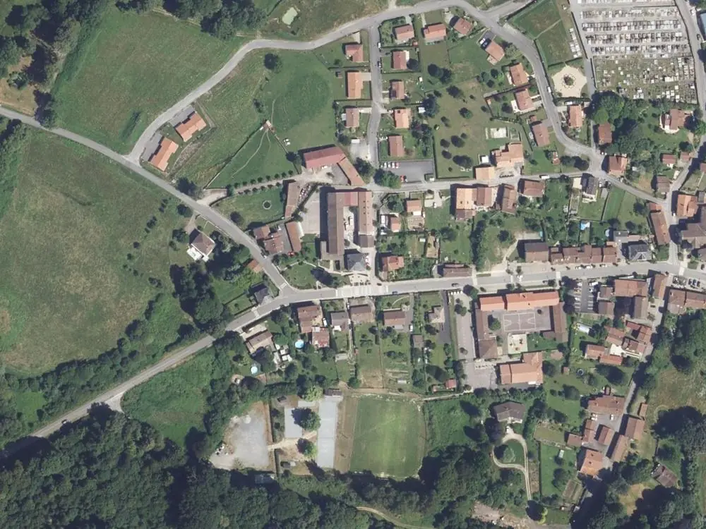 Vue aérienne du centre de Saint-Jouvent autour de la mairie