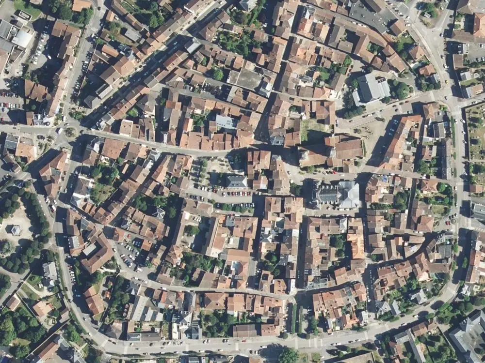 Vue aérienne du centre de Saint-Junien autour de la mairie