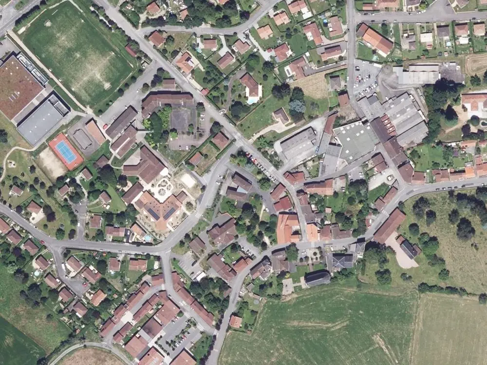 Vue aérienne du centre de Saint-Just-le-Martel autour de la mairie