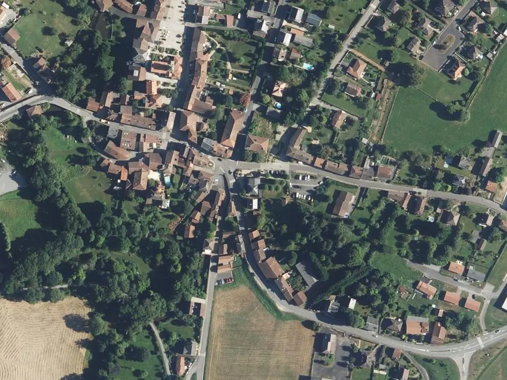 Vue aérienne du centre de Saint-Laurent-sur-Gorre autour de la mairie