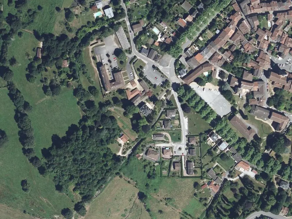 Vue aérienne du centre de Saint-Léonard-de-Noblat autour de la mairie