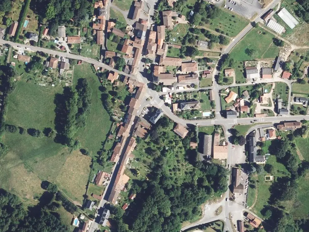 Vue aérienne du centre de Saint-Mathieu autour de la mairie