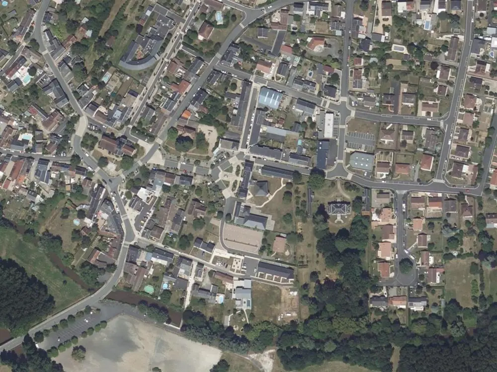 Vue aérienne du centre de Saint-Maur autour de la mairie
