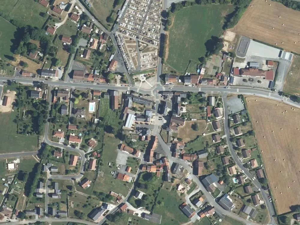 Vue aérienne du centre de Saint-Maurice-la-Souterraine autour de la mairie