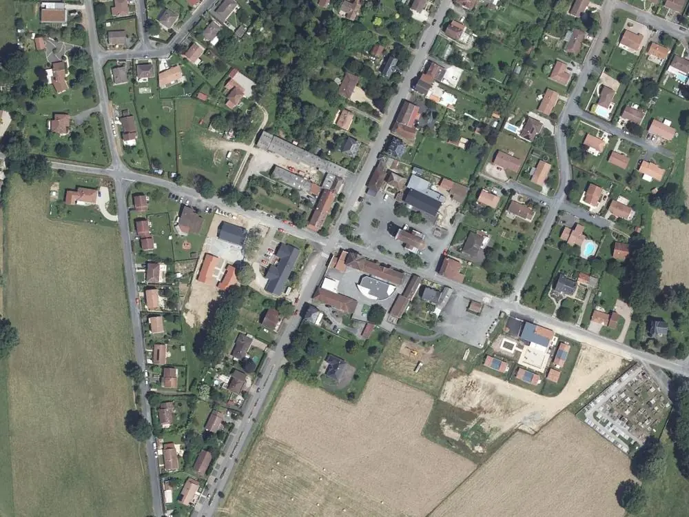 Vue aérienne du centre de Saint-Maurice-les-Brousses autour de la mairie