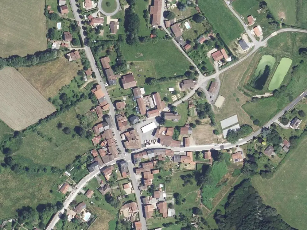 Vue aérienne du centre de Saint-Pardoux-le-Lac autour de la mairie