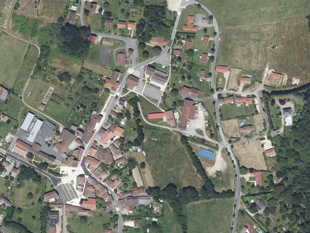Vue aérienne du centre de Saint-Priest-sous-Aixe autour de la mairie