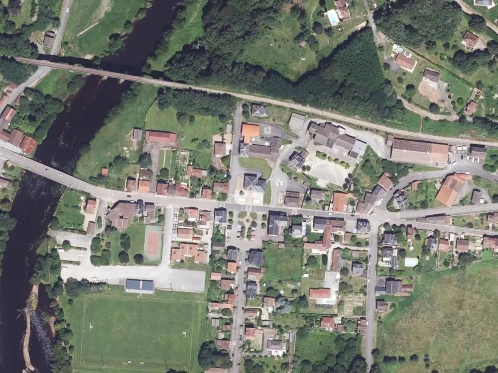 Vue aérienne du centre de Saint-Priest-Taurion autour de la mairie