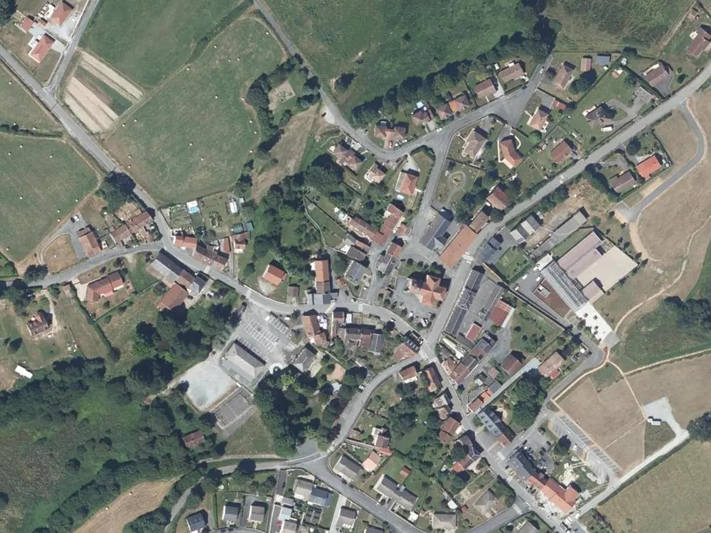 Vue aérienne du centre de Saint-Sulpice-le-Guérétois autour de la mairie