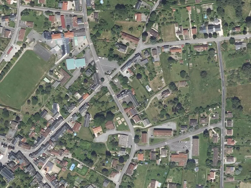 Vue aérienne du centre de Saint-Sulpice-les-Feuilles autour de la mairie