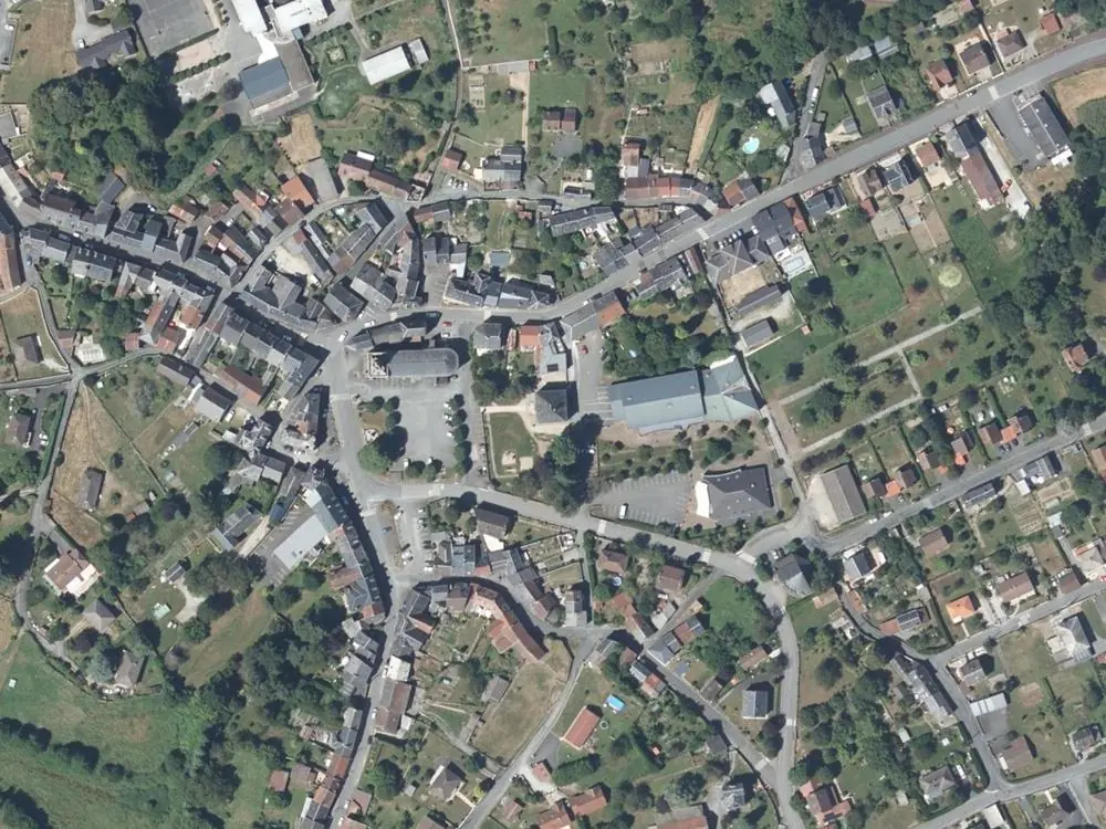 Vue aérienne du centre de Saint-Vaury autour de la mairie