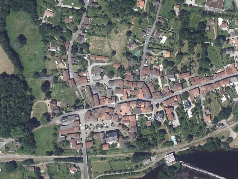 Vue aérienne du centre de Saint-Victurnien autour de la mairie