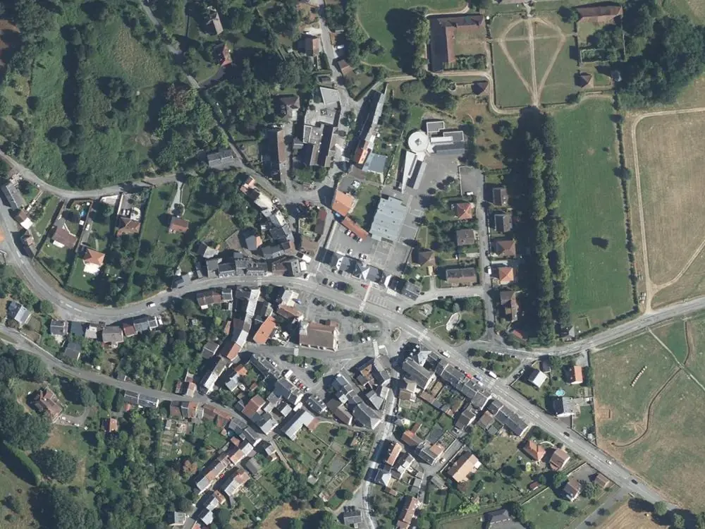 Vue aérienne du centre de Sainte-Feyre autour de la mairie