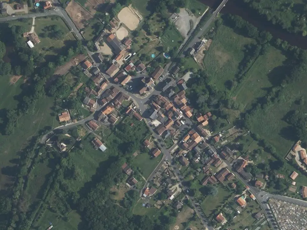 Vue aérienne du centre de Saulgé autour de la mairie