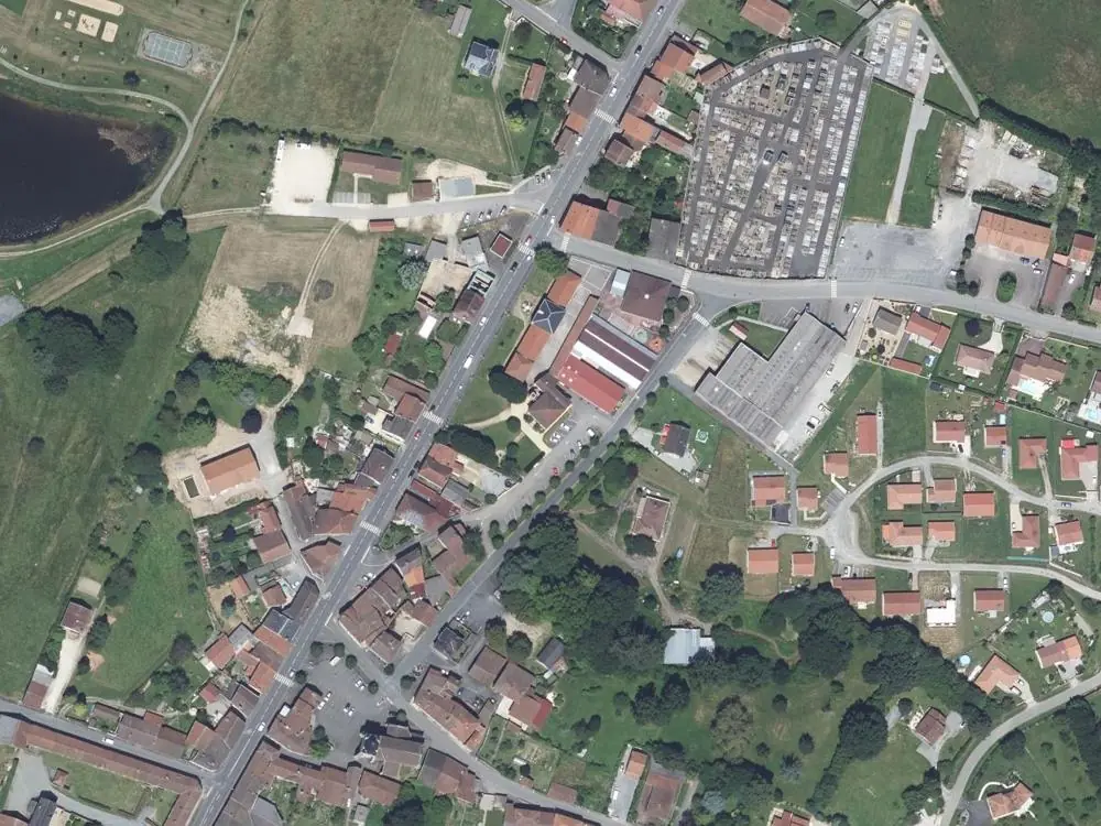 Vue aérienne du centre de Séreilhac autour de la mairie