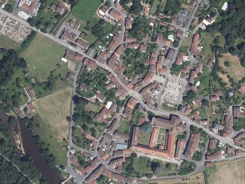 Vue aérienne du centre de Solignac autour de la mairie
