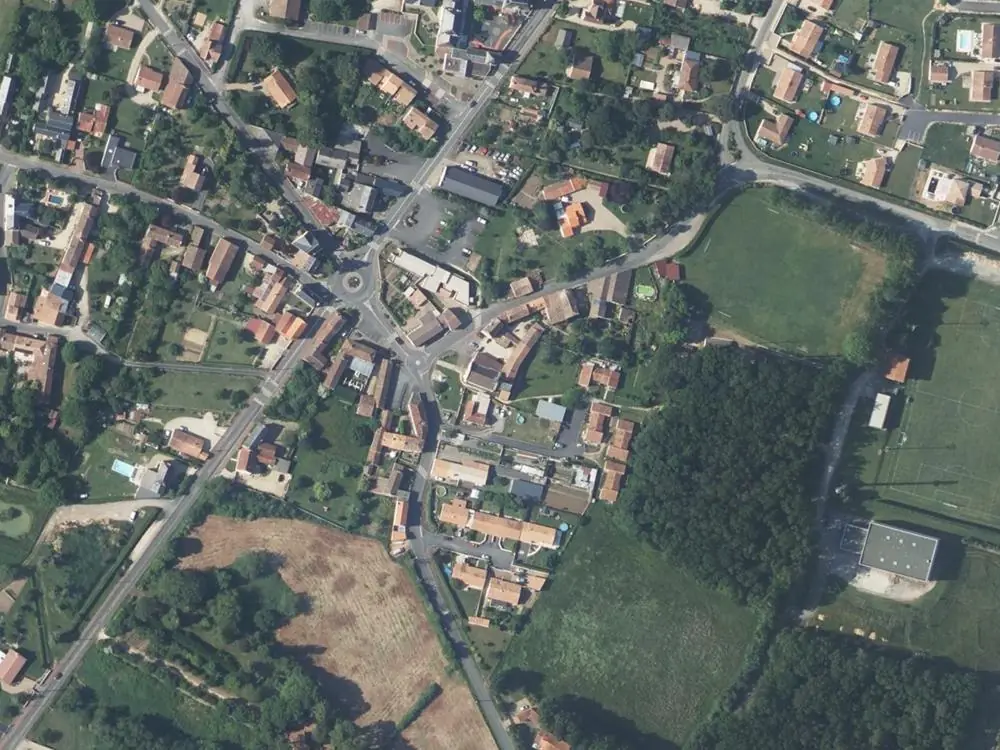 Vue aérienne du centre de Tercé autour de la mairie
