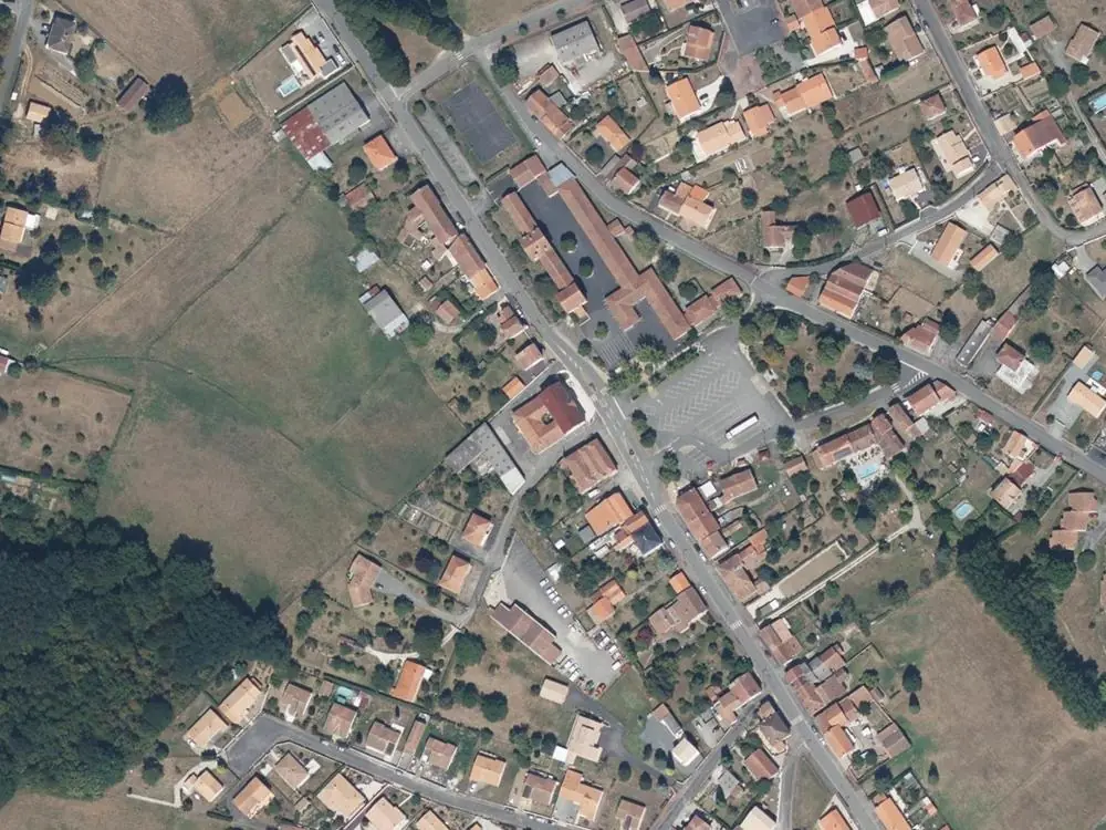 Vue aérienne du centre de Terres-de-Haute-Charente autour de la mairie