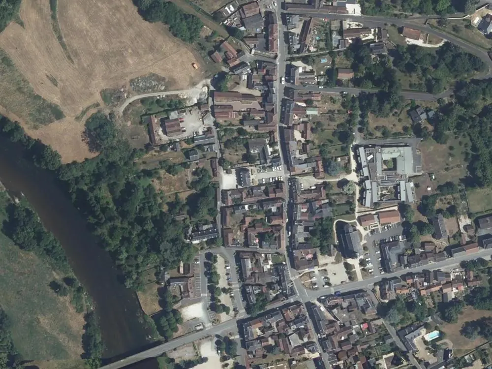 Vue aérienne du centre de Tournon-Saint-Martin autour de la mairie