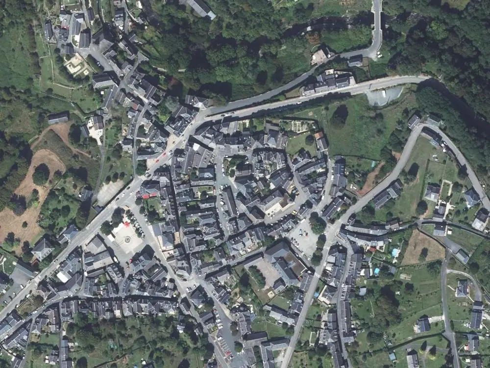 Vue aérienne du centre de Treignac autour de la mairie