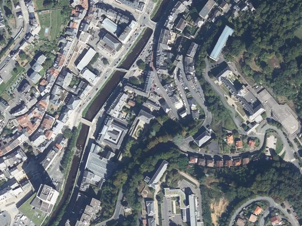 Vue aérienne du centre de Tulle autour de la mairie