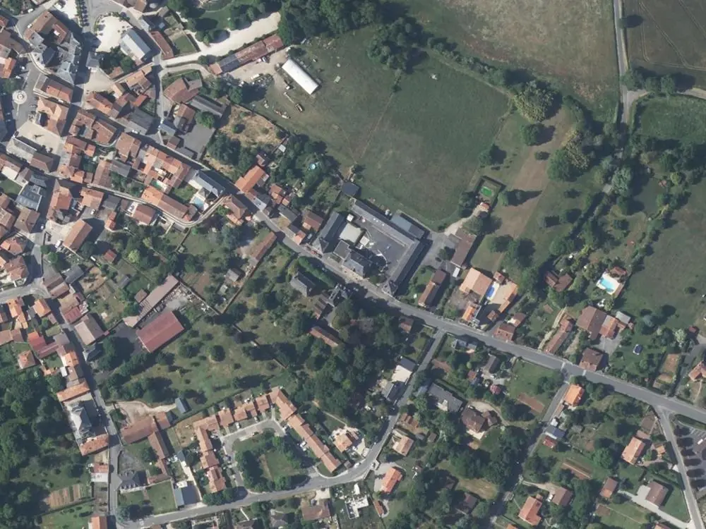 Vue aérienne du centre de Usson-du-Poitou autour de la mairie