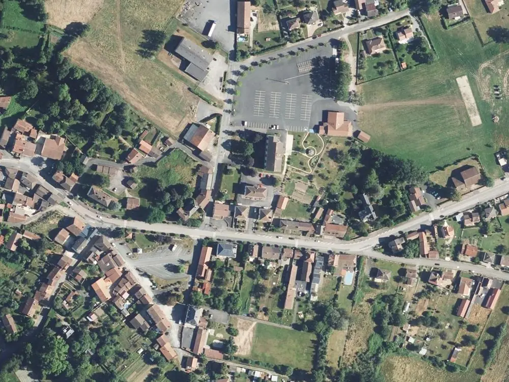 Vue aérienne du centre de Val d'Issoire autour de la mairie