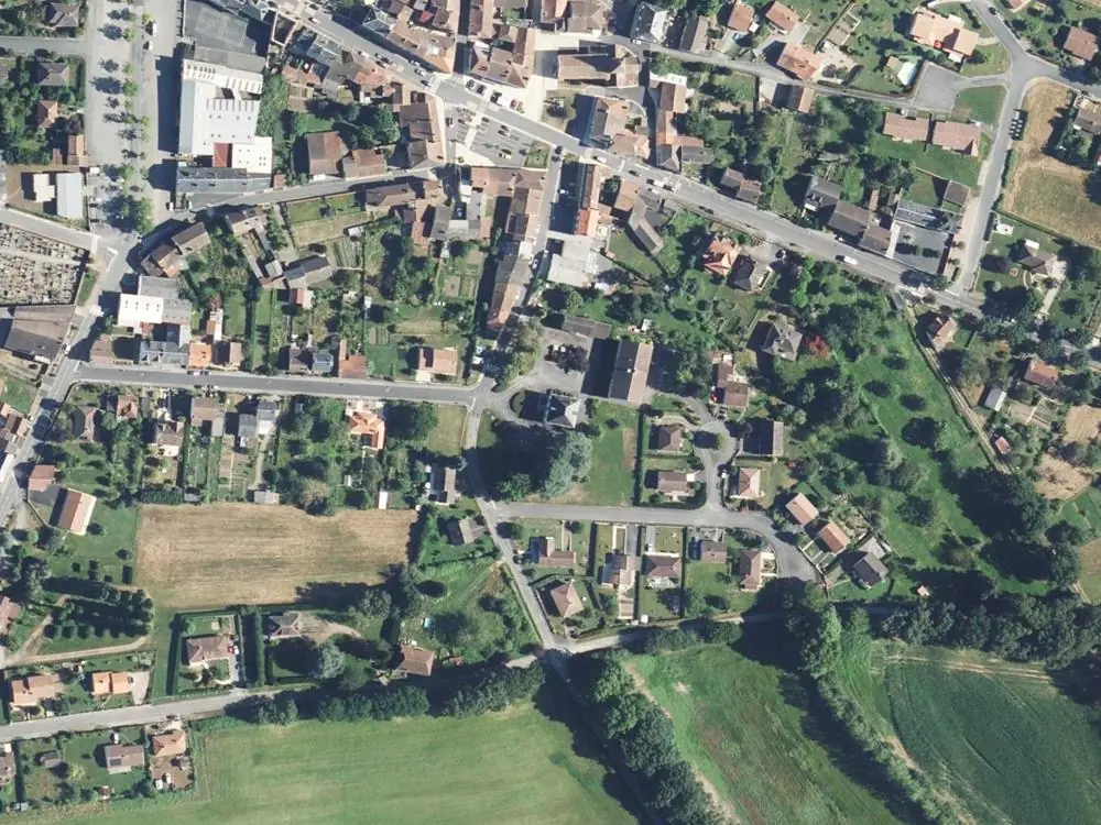 Vue aérienne du centre de Val-d'Oire-et-Gartempe autour de la mairie