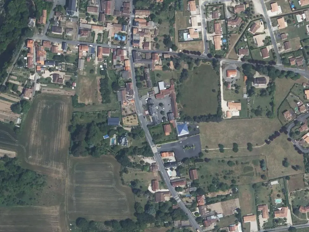 Vue aérienne du centre de Valdivienne autour de la mairie