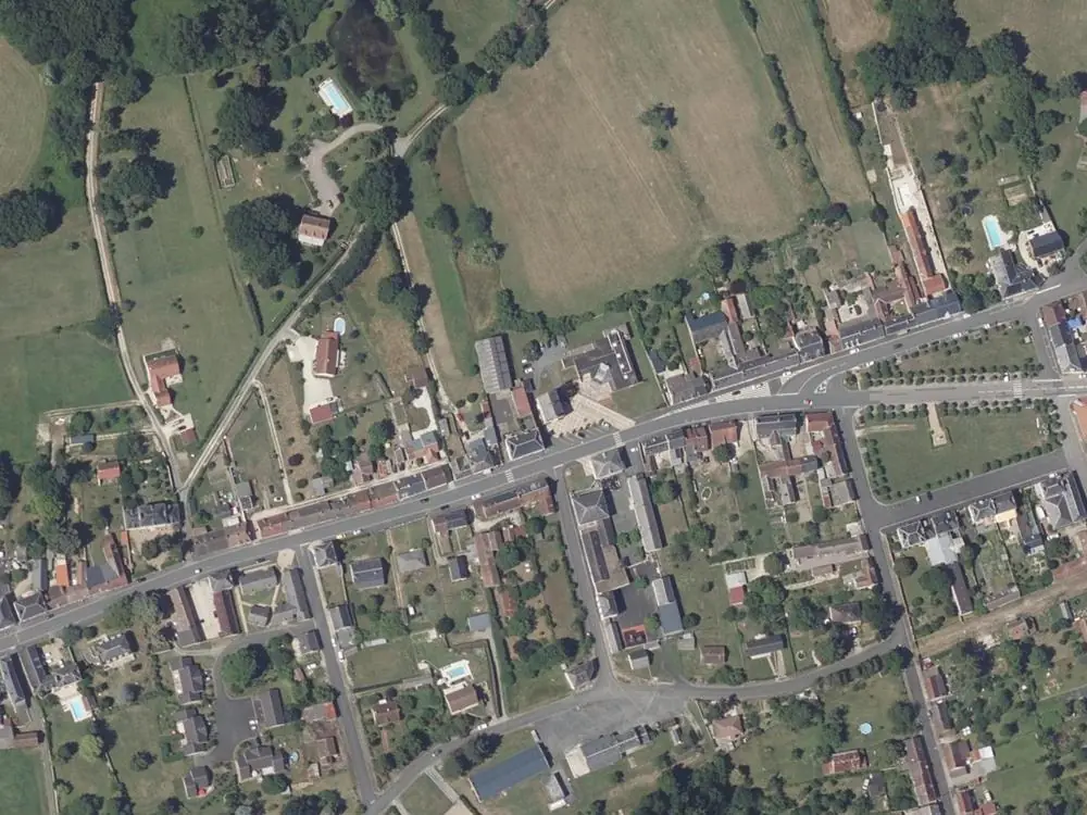 Vue aérienne du centre de Vendœuvres autour de la mairie