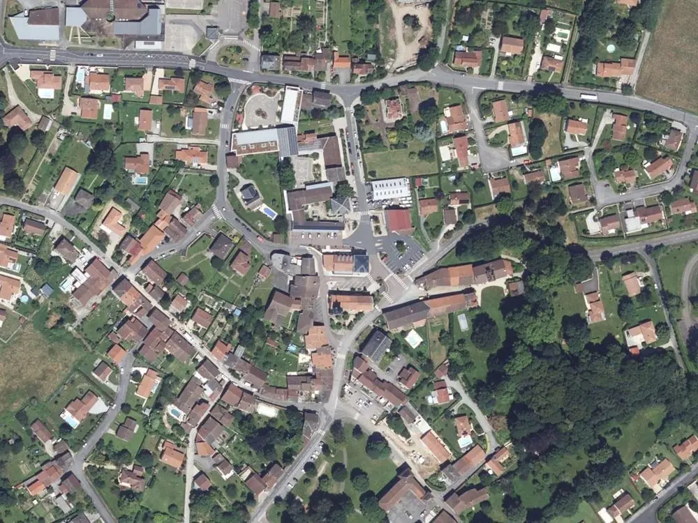 Vue aérienne du centre de Verneuil-sur-Vienne autour de la mairie