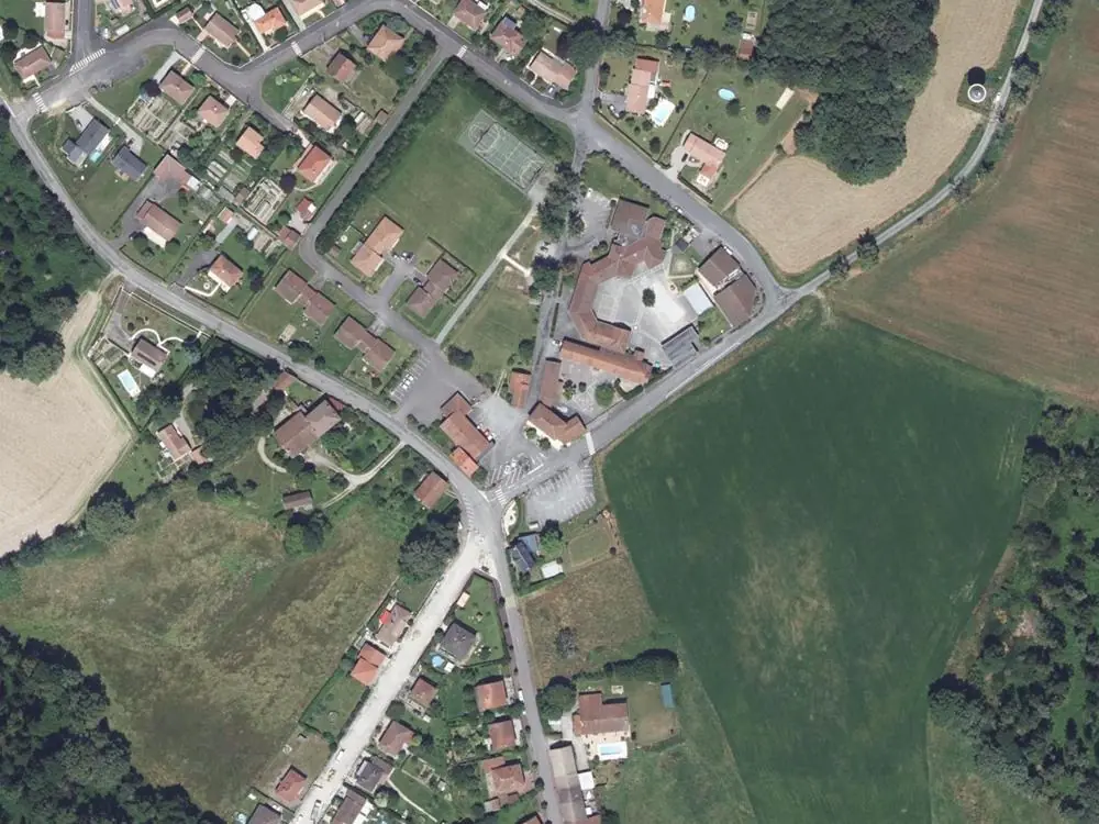 Vue aérienne du centre de Veyrac autour de la mairie