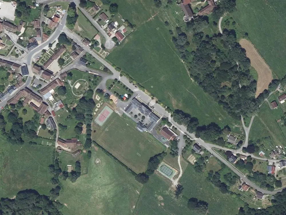 Vue aérienne du centre de Vicq-sur-Breuilh autour de la mairie