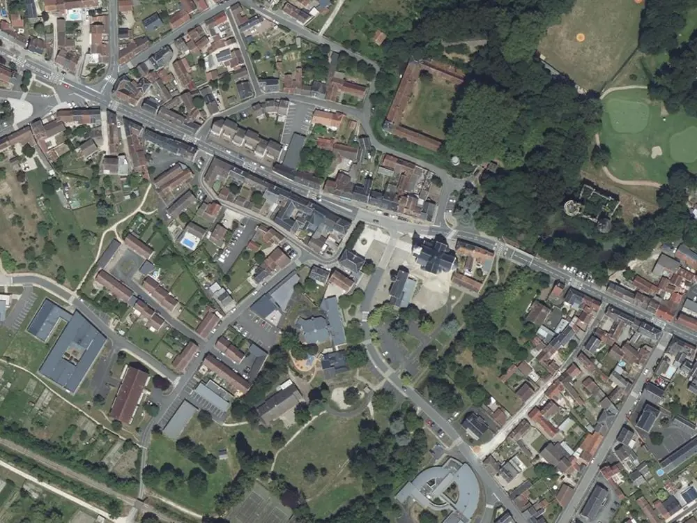 Vue aérienne du centre de Villedieu-sur-Indre autour de la mairie