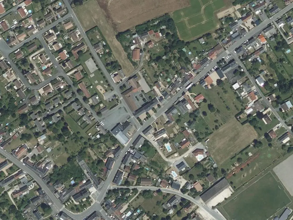 Vue aérienne du centre de Vineuil autour de la mairie